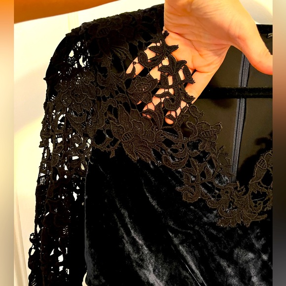 Elie Tahari Dark Navy Velvet Dress with Lacy Sleeves. Size 6 - Picture 4 of 7